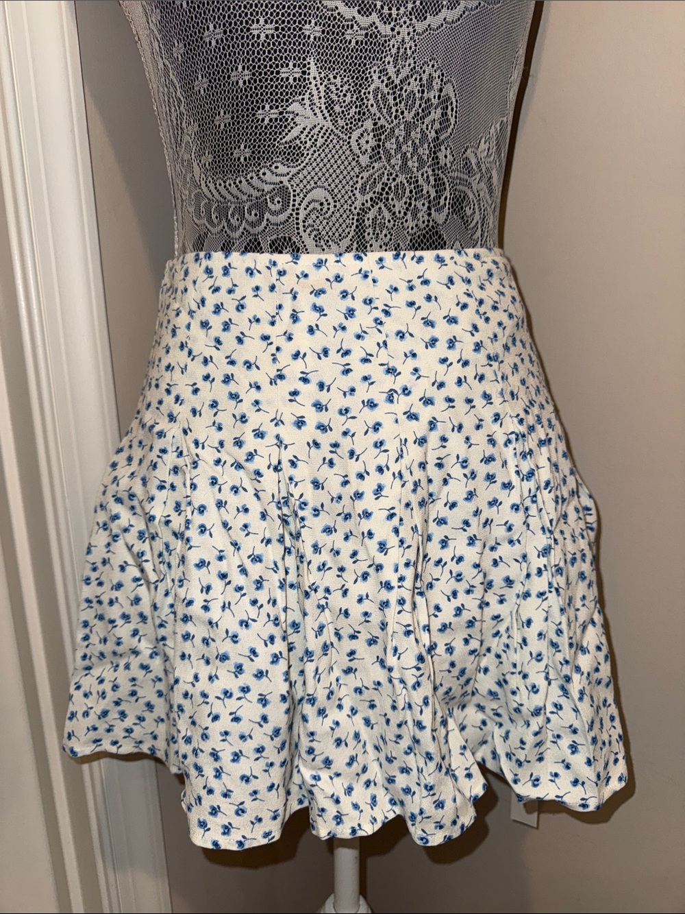 Reformation White Floral A-Line Skirt with Blue Print size 0 NWT